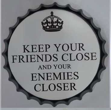 Tapa decorativa Keep Your Friends Close and Your Enemies Closer