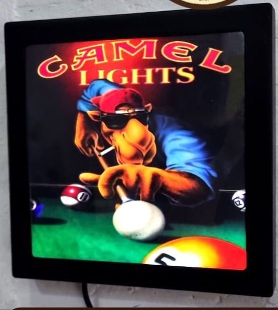 Neón Camel Lights (camello jugando al pool)