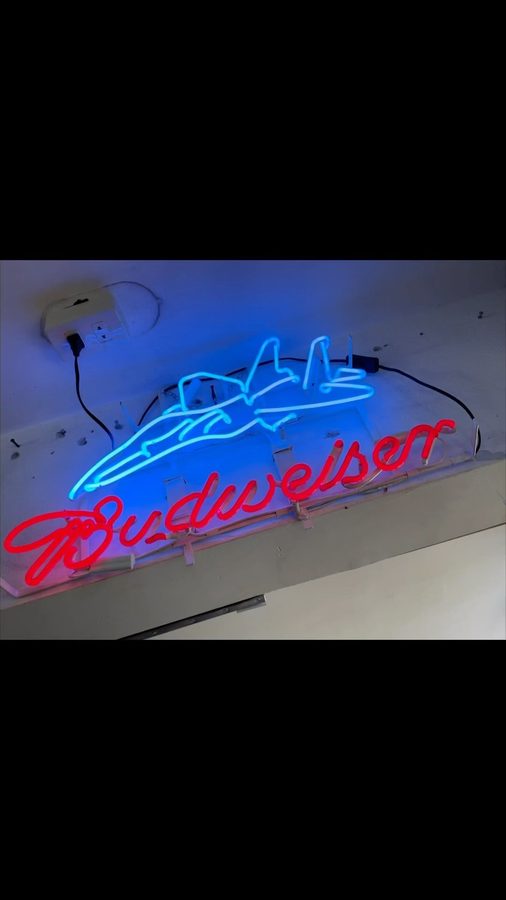 Neón Budweiser con avión