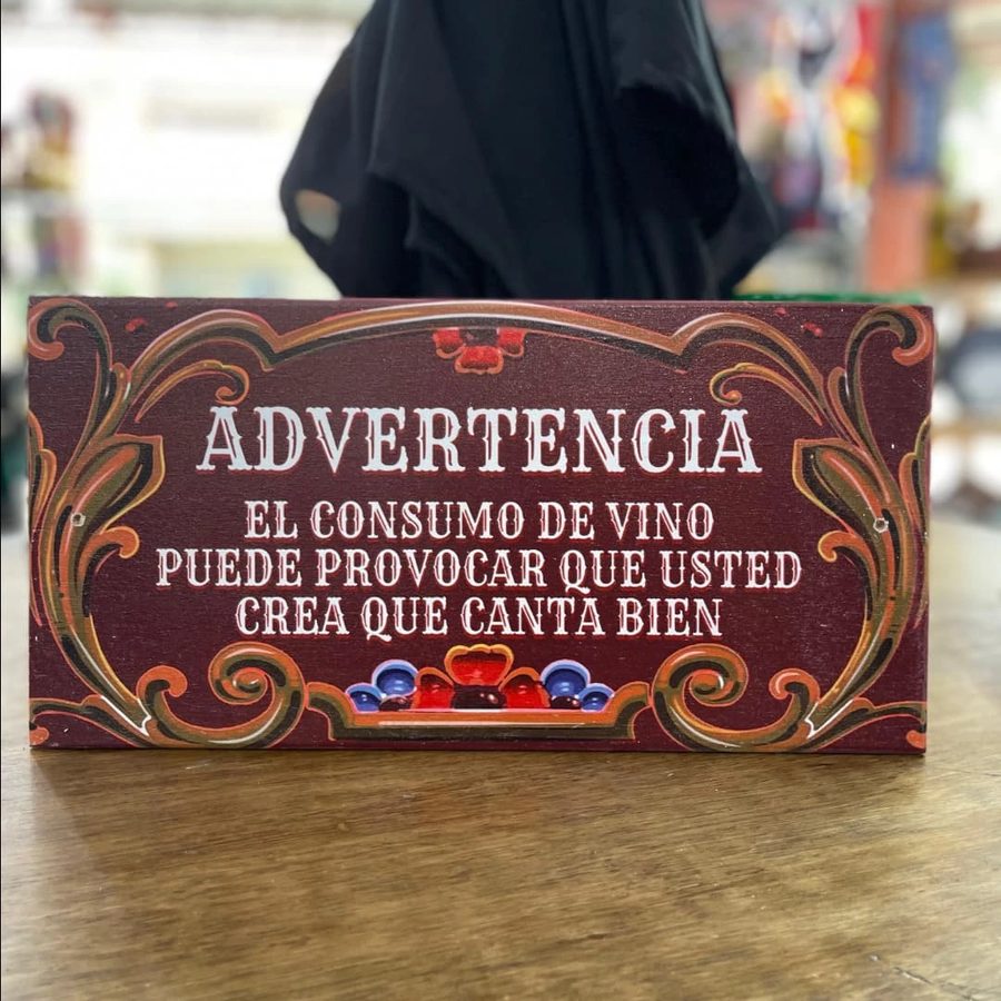 Cuadro Advertencia – el vino puede hacerle creer que canta bien
