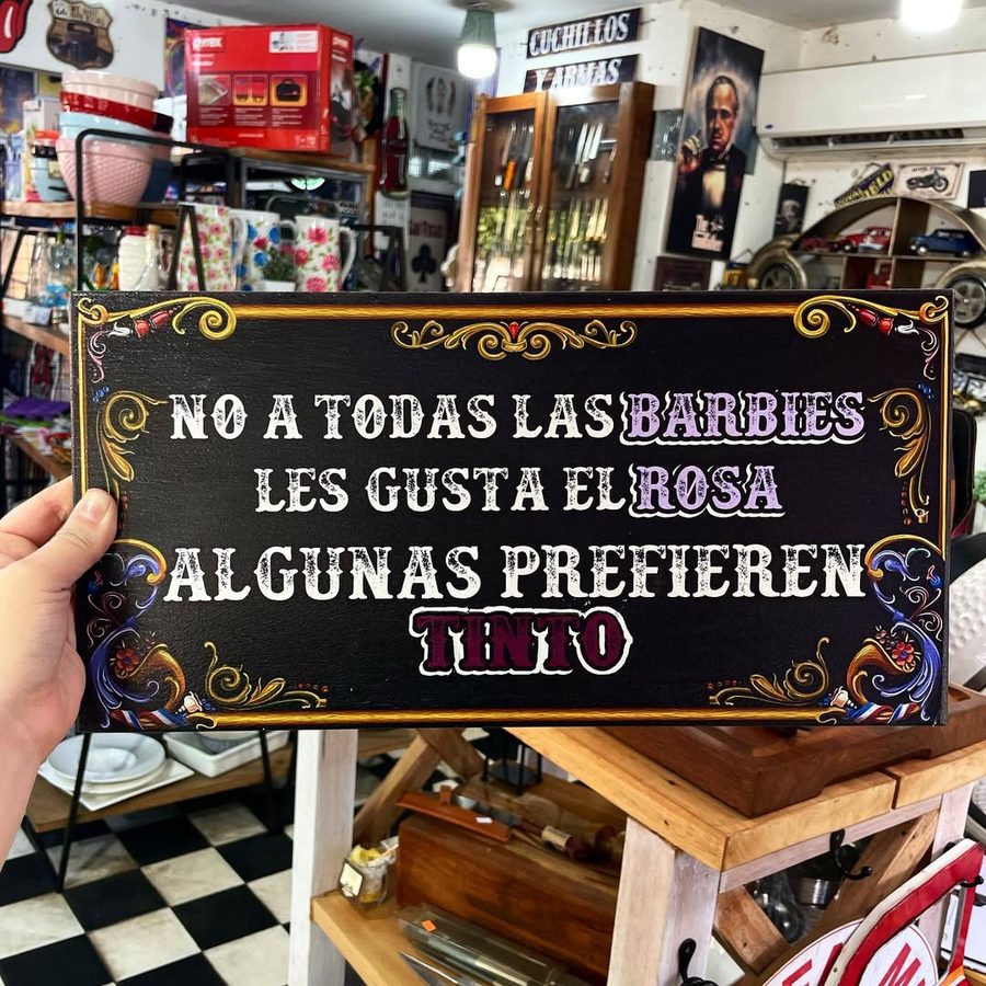 Cartel Algunas Barbies prefieren el tinto – foto 2