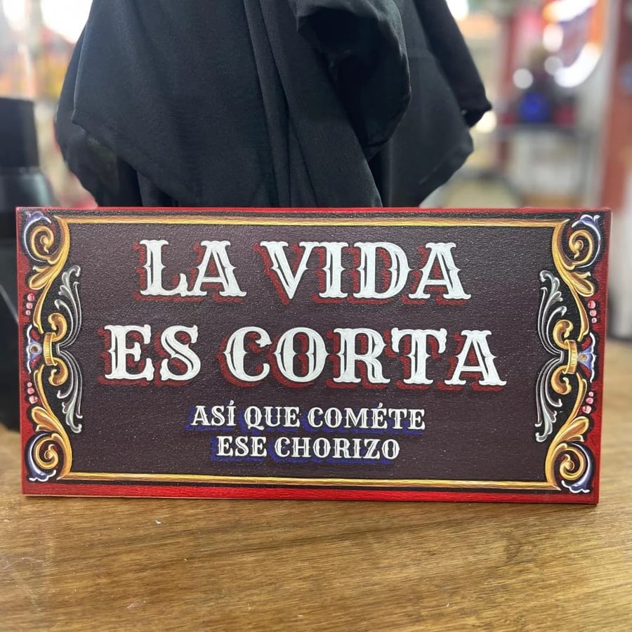 Cartel La vida es corta, así que comete ese chorizo