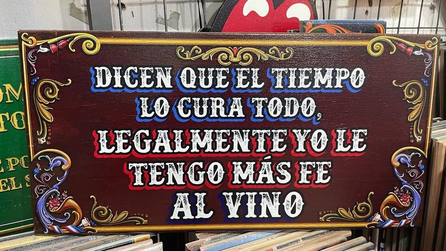 Cartel El tiempo lo cura todo, yo le tengo más fe al vino – foto 2