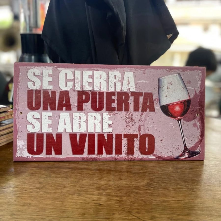 Cartel Se cierra una puerta, se abre un vinito