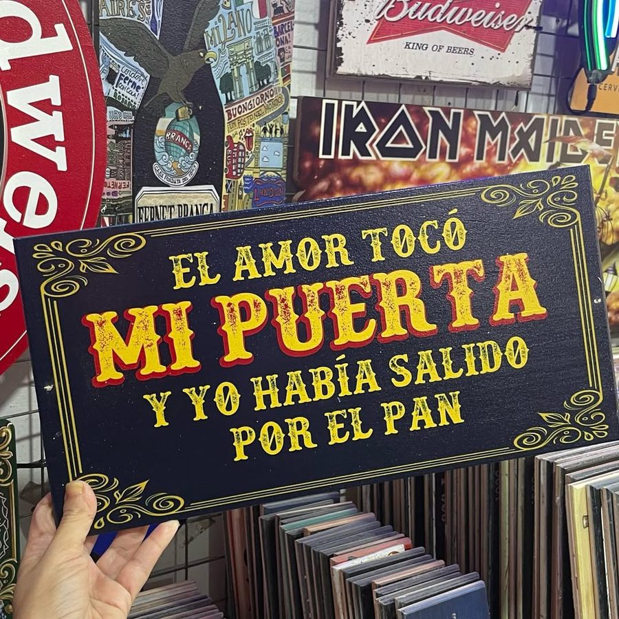 Cartel El amor tocó mi puerta y yo había salido por el pan – foto 2