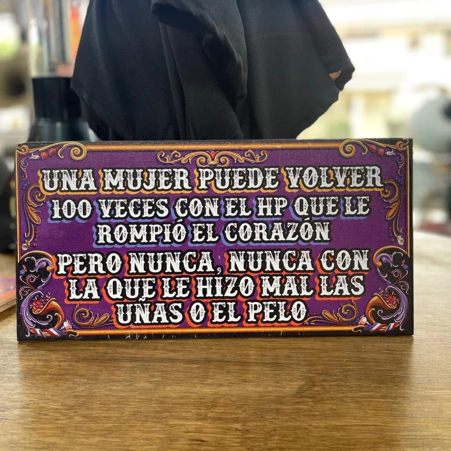 Cartel Nunca vuelve con la que le hizo mal las uñas o el pelo