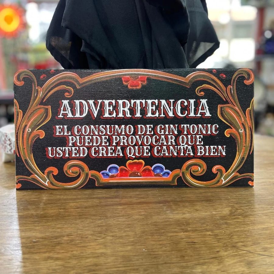 Cartel Advertencia: el gin tonic puede hacer creer que canta bien