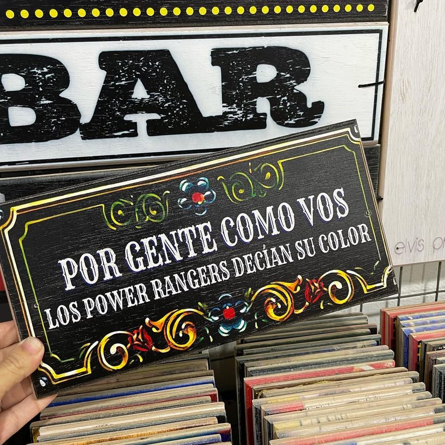 Cartel Por gente como vos los Power Rangers decían su color – foto 2