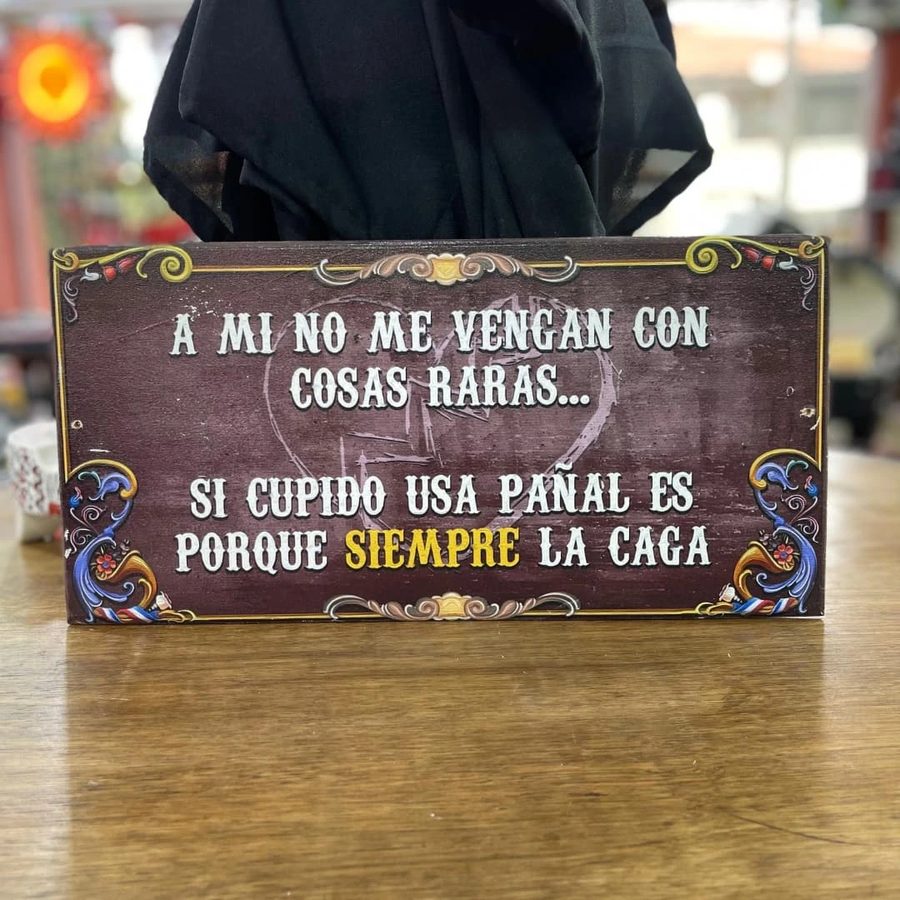 Cartel Si Cupido usa pañal es porque siempre la caga