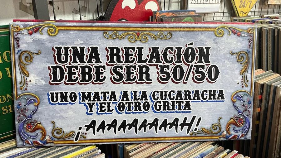 Cartel Una relación 50/50: uno mata la cucaracha y el otro grita – foto 2