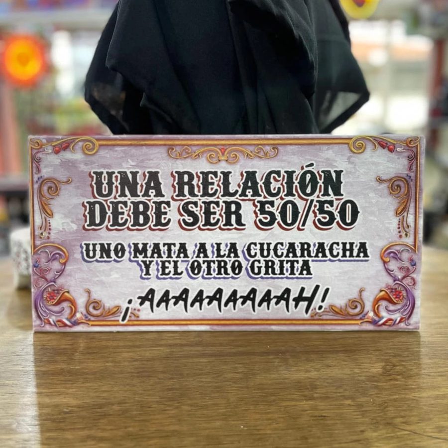 Cartel Una relación 50/50: uno mata la cucaracha y el otro grita