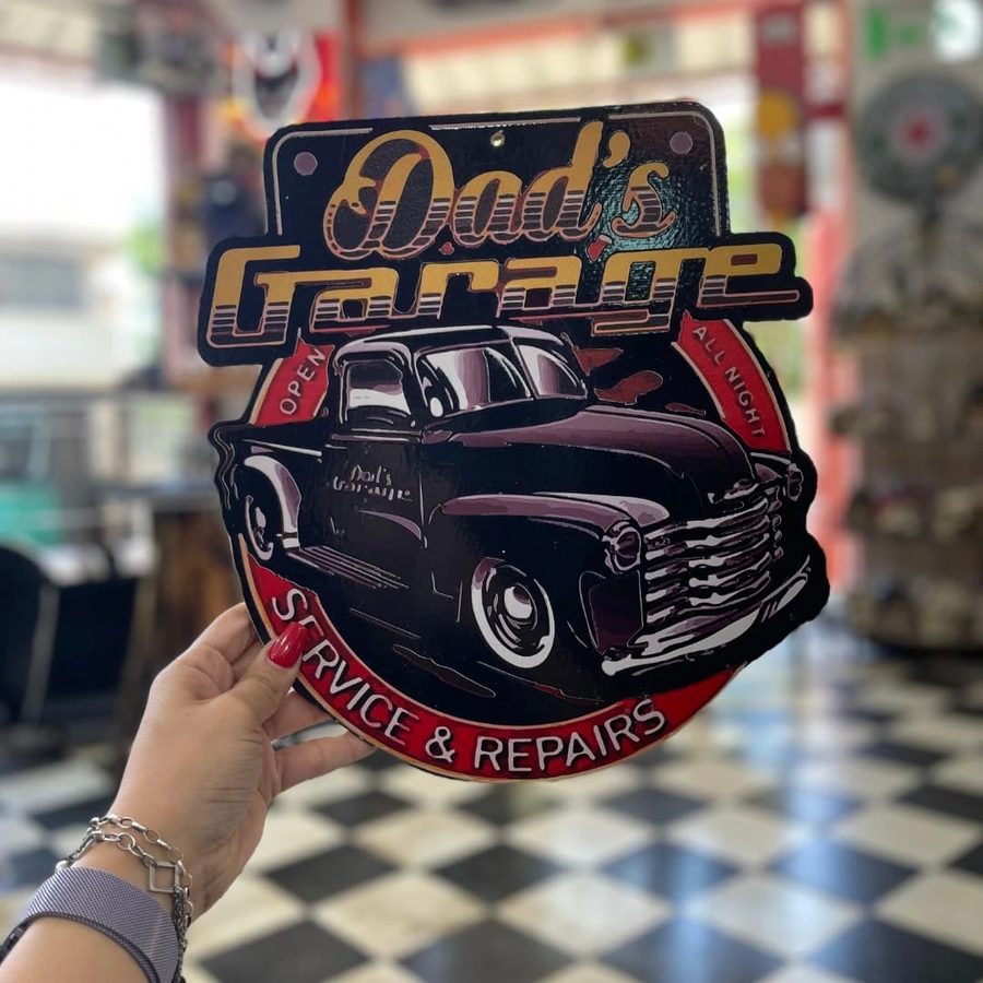 Cartel Dad's Garage Service & Repairs camioneta