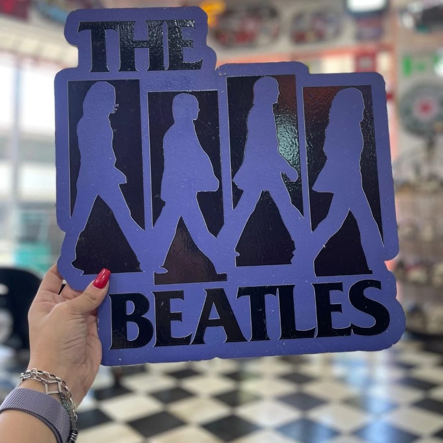 Cartel The Beatles cruce peatonal violeta