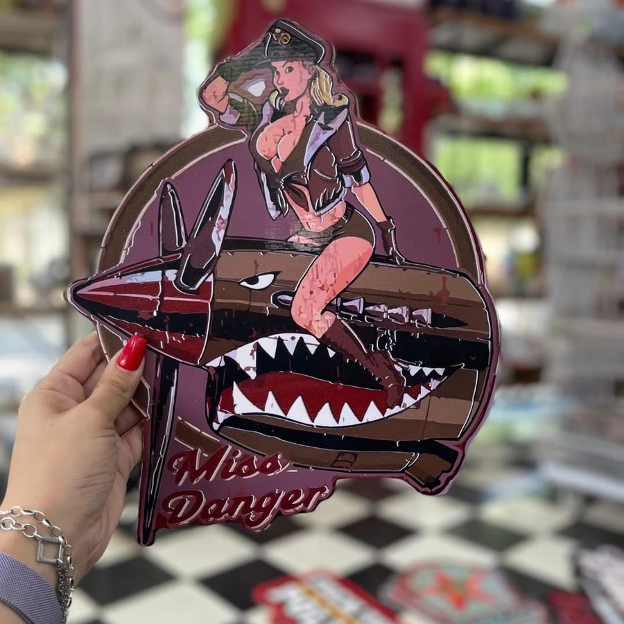 Cartel Pin-up Miss Danger sobre bomba
