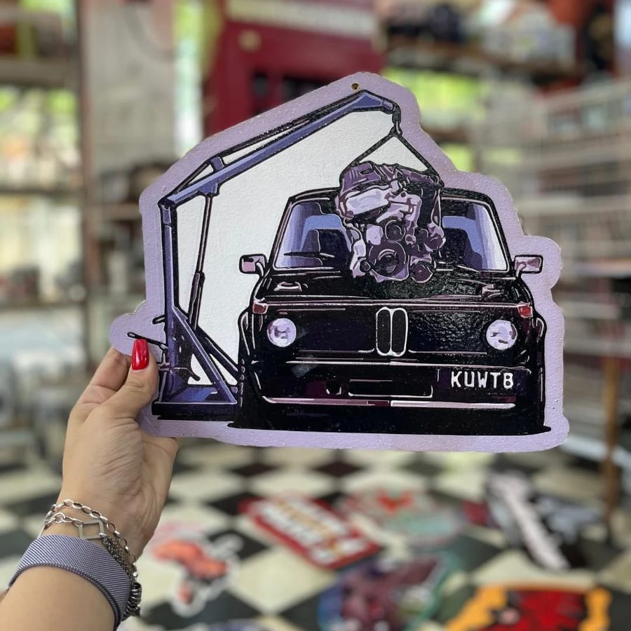 Cartel BMW clásico negro con grúa de motor