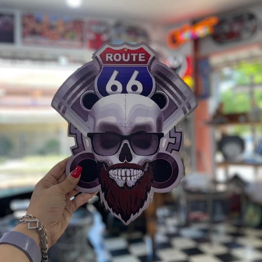 Cartel Route 66 calavera con barba y pistones