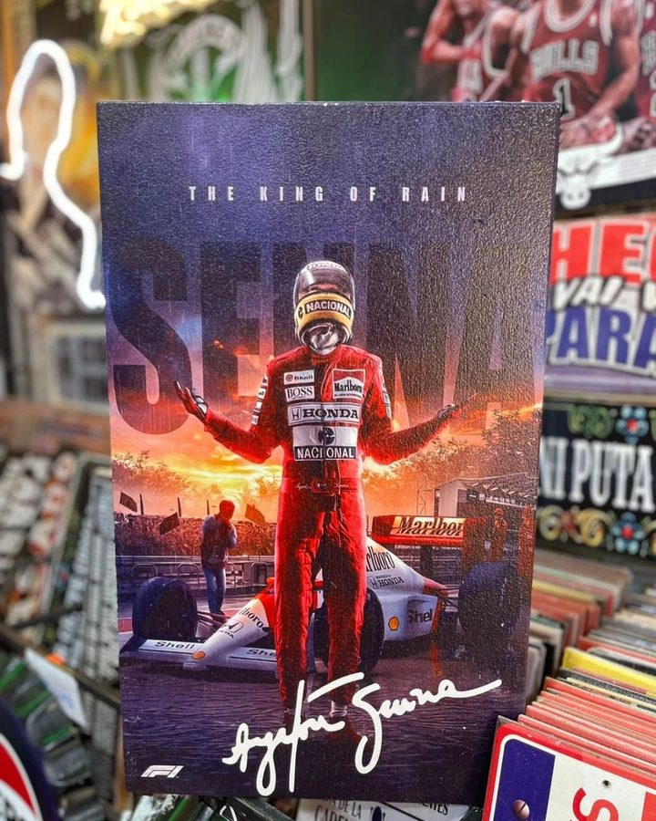 Cuadro Ayrton Senna con traje rojo y auto