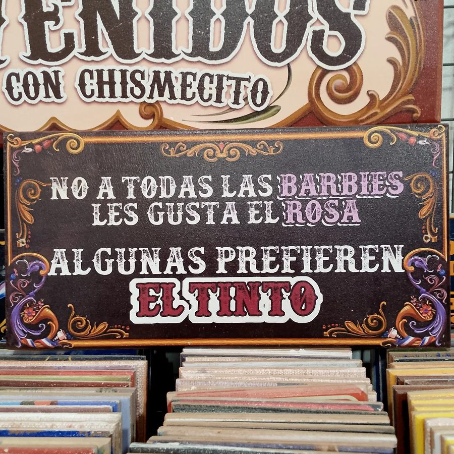 Cuadro No a todas las Barbies les gusta el rosa algunas prefieren el tinto – foto 2