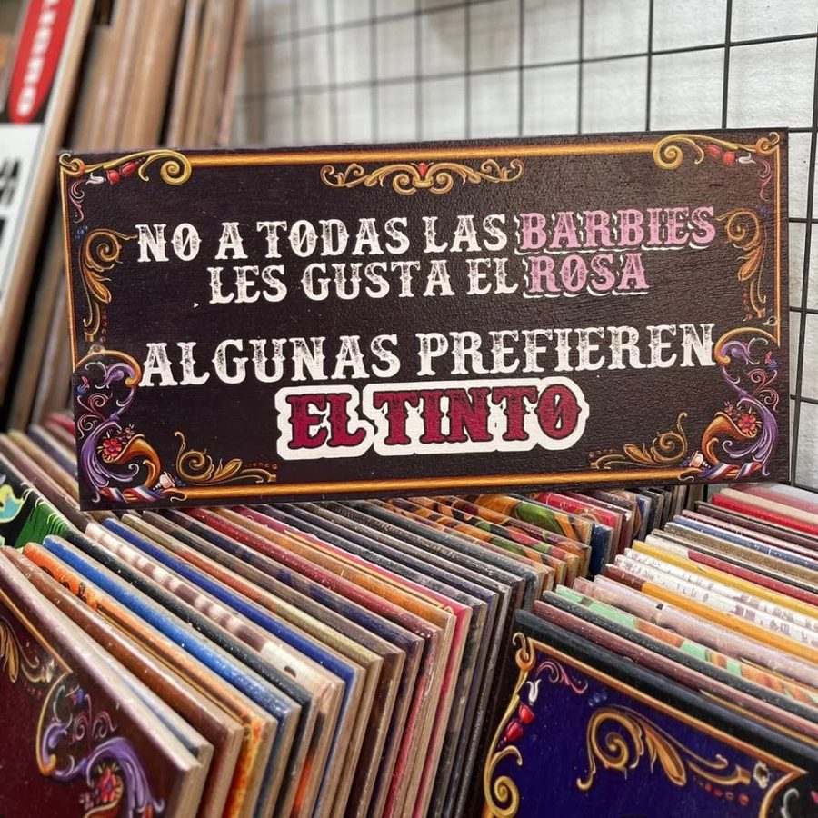 Cuadro No a todas las Barbies les gusta el rosa algunas prefieren el tinto