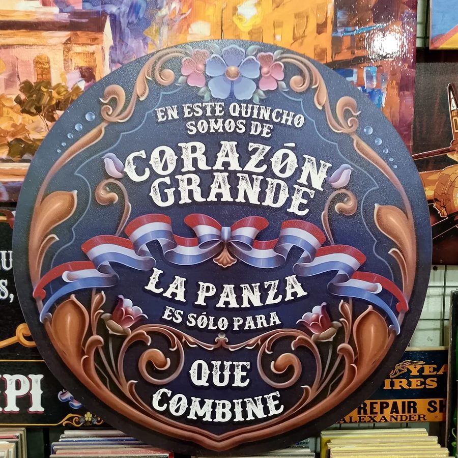 Cartel Corazón grande, la panza es solo para que combine – foto 2