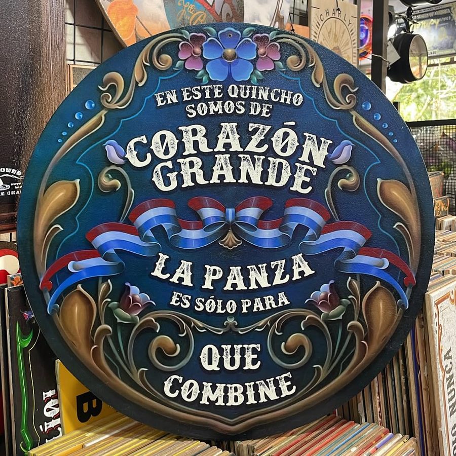 Cartel Corazón grande, la panza es solo para que combine – foto 3