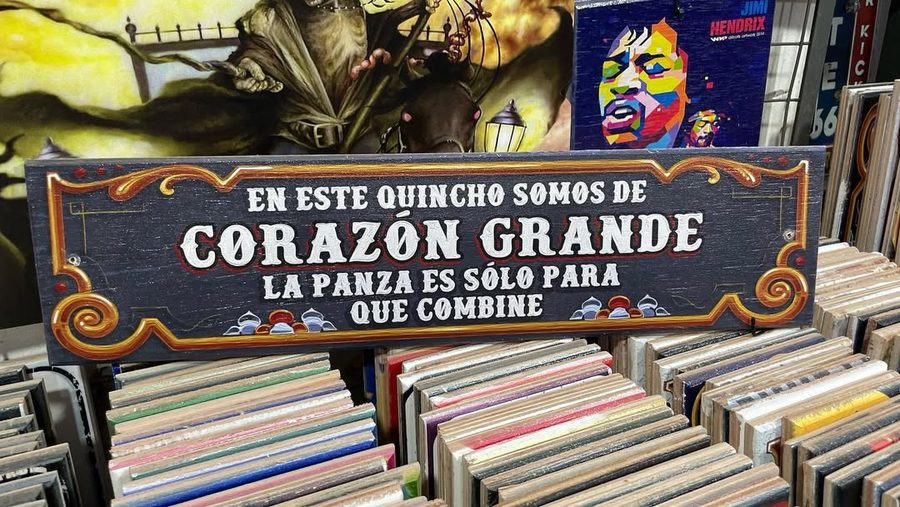 Cartel Corazón grande, la panza es solo para que combine – foto 4