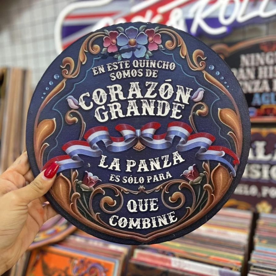 Cartel Corazón grande, la panza es solo para que combine