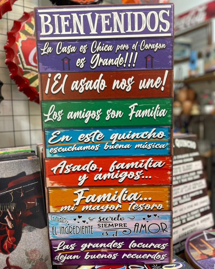 Cartel Bienvenidos, la casa es chica (tablillas de frases)