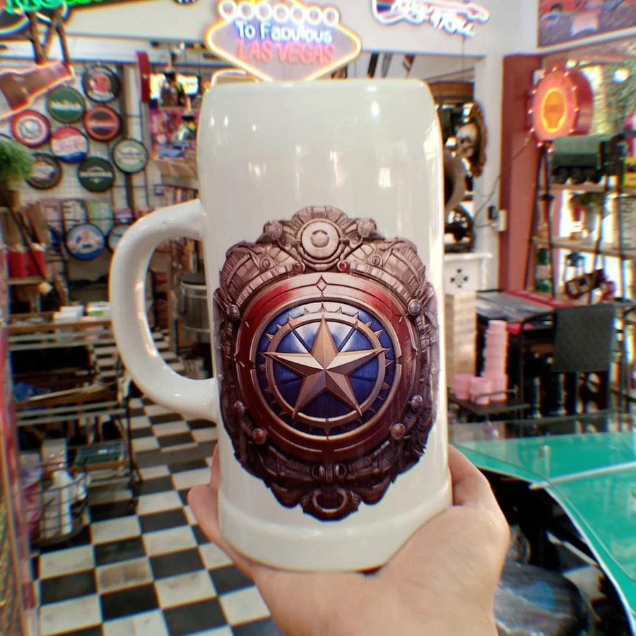 Jarra cervecera blanca con escudo estrella