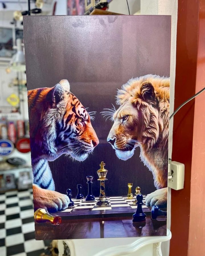 Cuadro Tigre y león jugando ajedrez