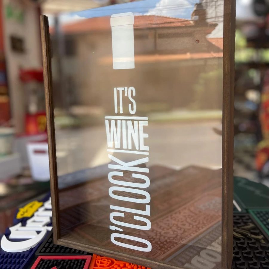 Porta corchos It's wine o'clock
