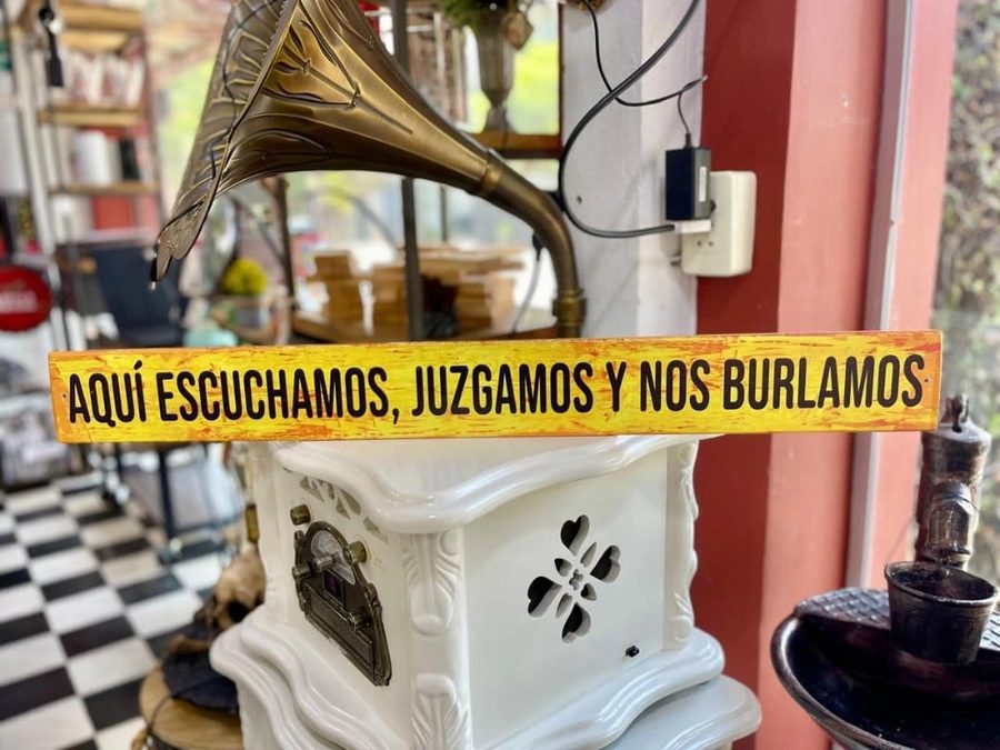 Cartel Aquí escuchamos, juzgamos y nos burlamos