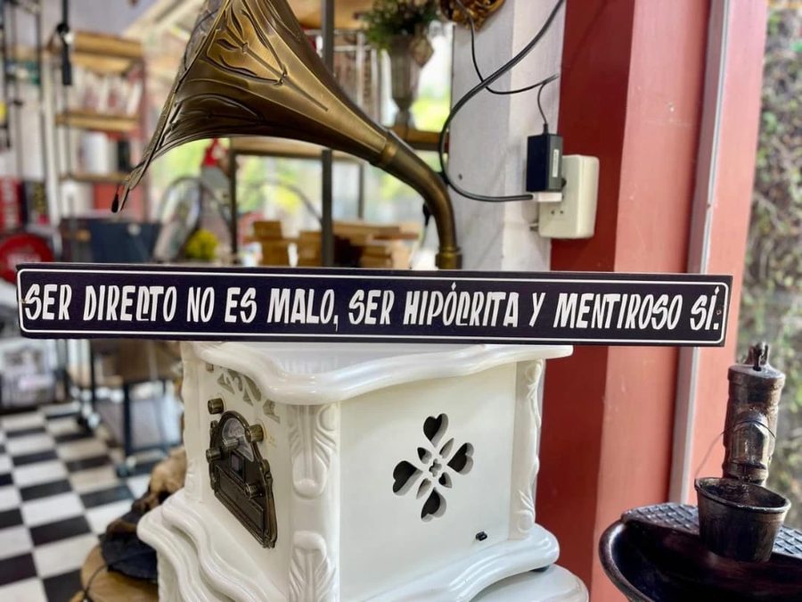 Cartel Ser directo no es malo, ser hipócrita y mentiroso sí