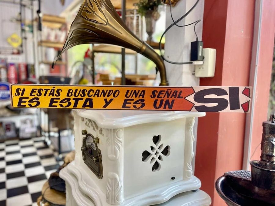 Cartel Si estás buscando una señal es esta y es un sí