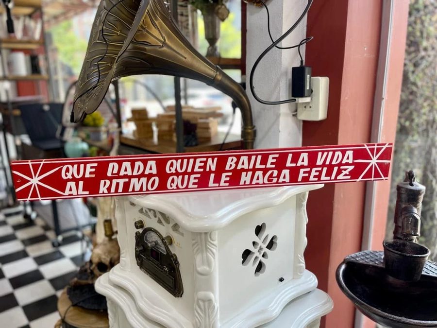 Cartel Que cada quien baile la vida al ritmo que le haga feliz
