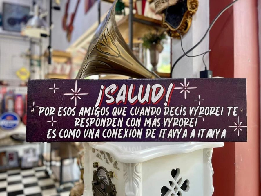Cartel ¡Salud! Por esos amigos del vyrorei