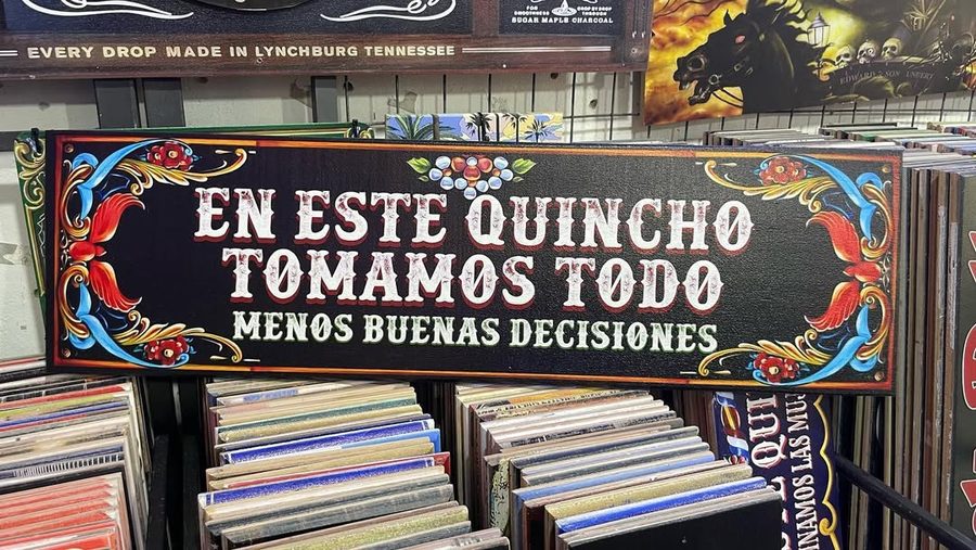Cartel En este quincho tomamos todo menos buenas decisiones – foto 3