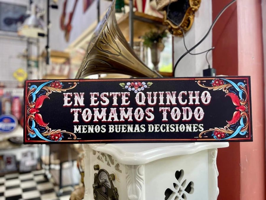 Cartel En este quincho tomamos todo menos buenas decisiones