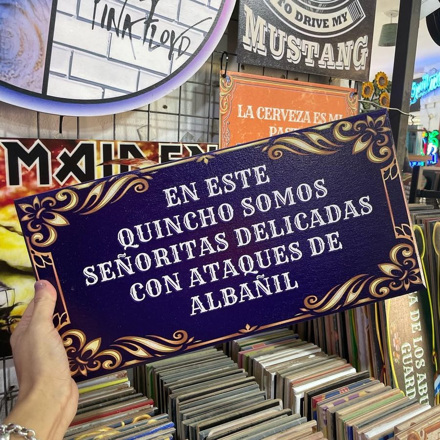Cartel En este quincho somos señoritas delicadas con ataques de albañil – foto 3
