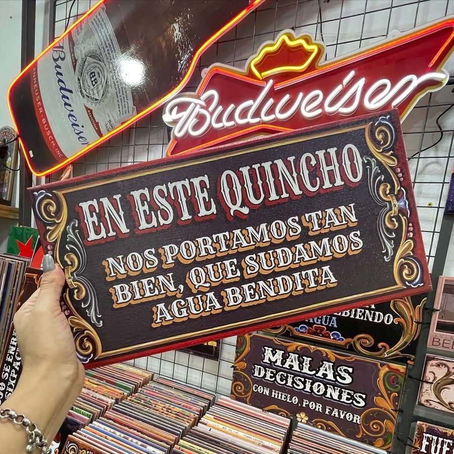 Cartel En este quincho nos portamos tan bien que sudamos agua bendita – foto 2