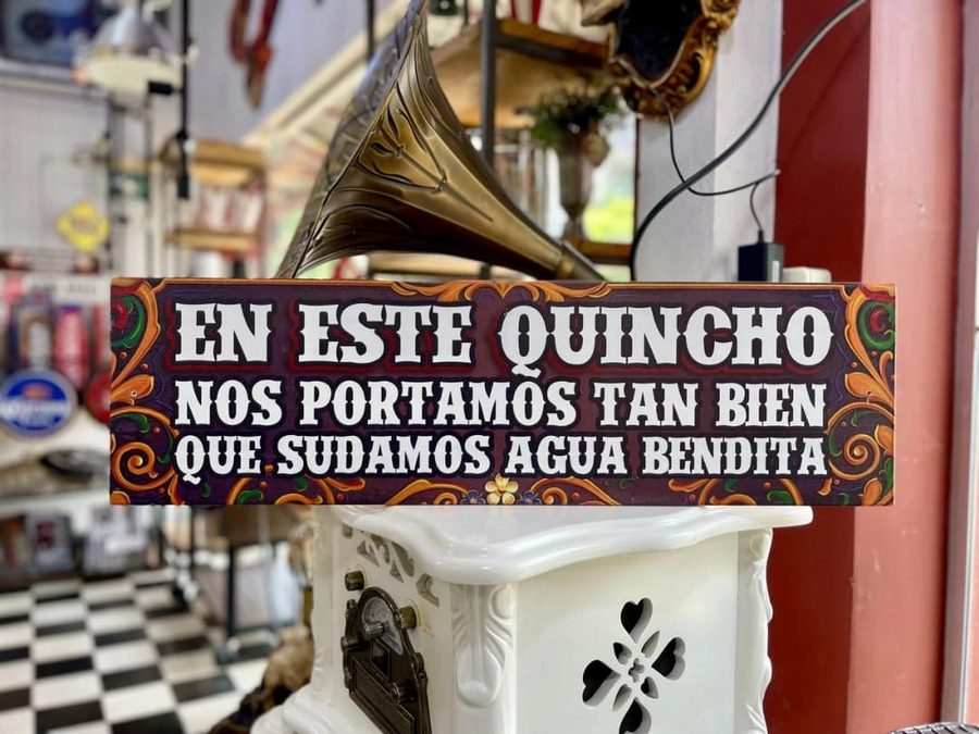 Cartel En este quincho nos portamos tan bien que sudamos agua bendita