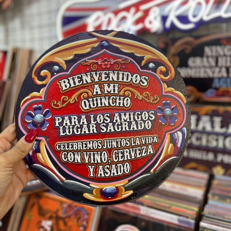 Cartel Bienvenidos a mi quincho, para los amigos lugar sagrado – foto 2