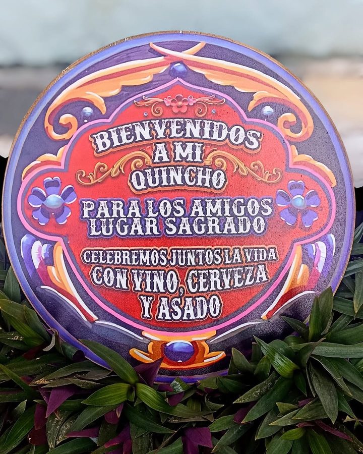 Cartel Bienvenidos a mi quincho, para los amigos lugar sagrado – foto 3