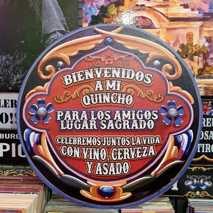 Cartel Bienvenidos a mi quincho, para los amigos lugar sagrado – foto 4
