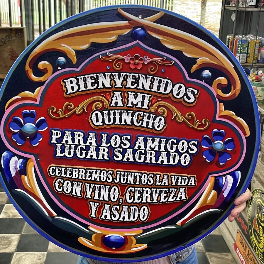Cartel Bienvenidos a mi quincho, para los amigos lugar sagrado – foto 5