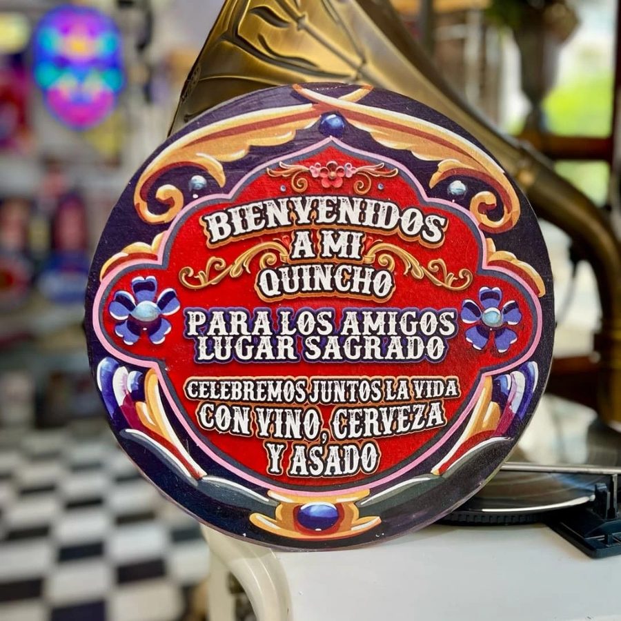 Cartel Bienvenidos a mi quincho, para los amigos lugar sagrado