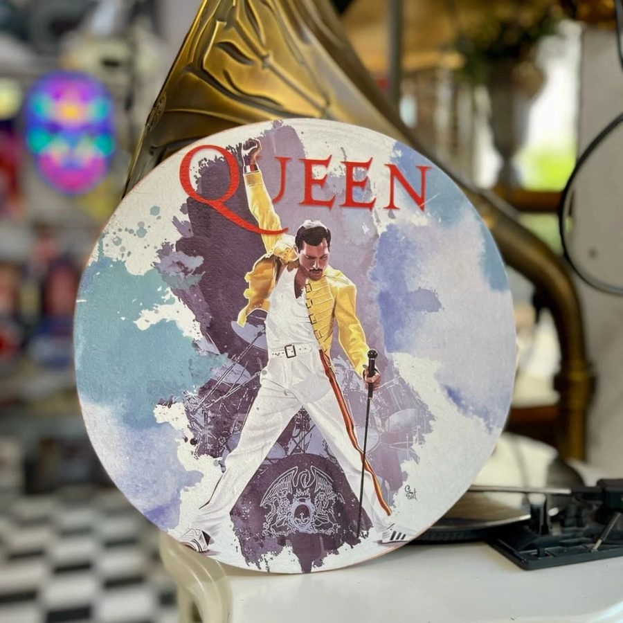 Cartel Queen cantante con chaqueta amarilla