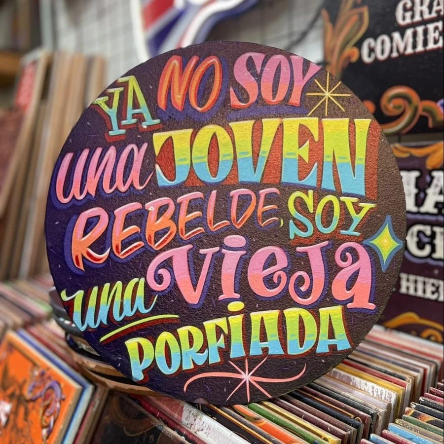 Cartel Ya no soy una joven rebelde, soy una vieja porfiada – foto 2