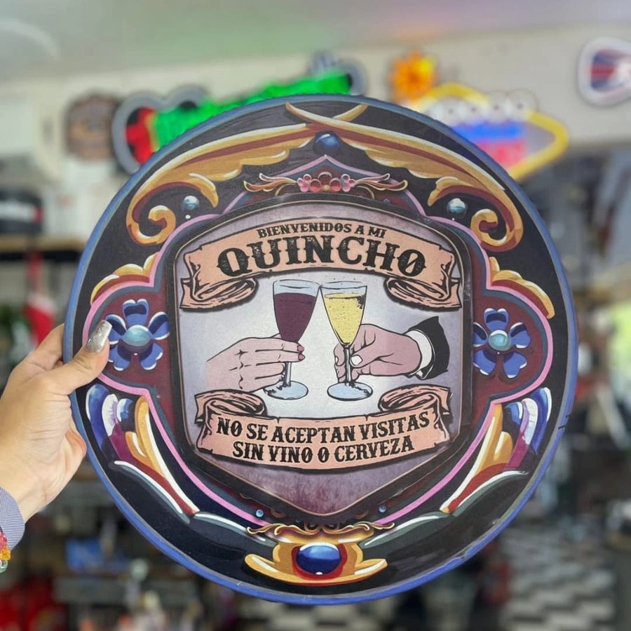 Cuadro Bienvenidos a mi quincho no se aceptan visitas sin vino o cerveza redondo