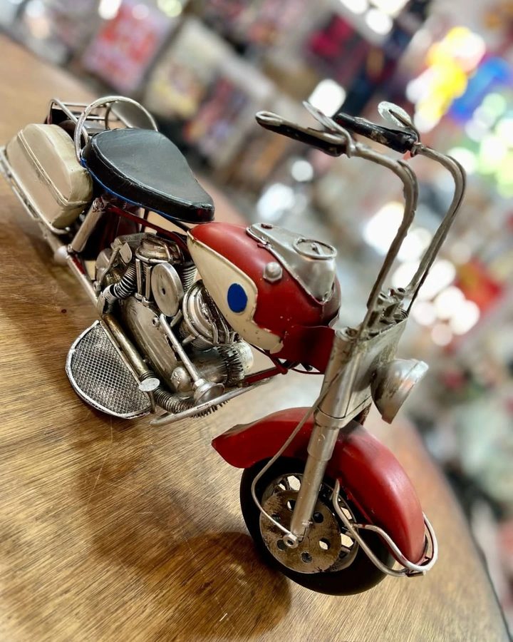 Moto decorativa de metal roja – foto 2
